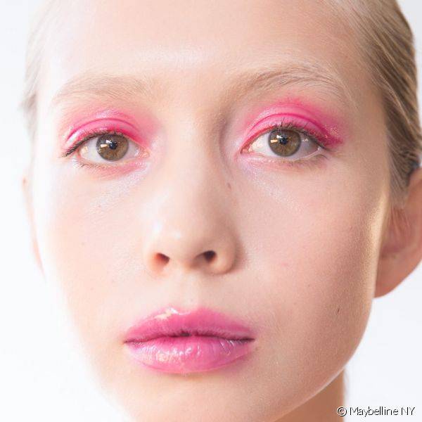 A maquiagem rosa com acabamento glossy tanto nos olhos quanto nos l?bios foi uma das apostas ousadas e marcantes de Ottolinger